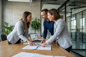 Expert-comptable et entrepreneur en réunion de travail dans un bureau moderne, analysant des rapports financiers ensemble comme de véritables partenaires business